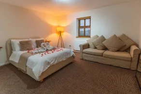 Hugo’s Luxury Barn - Image 5