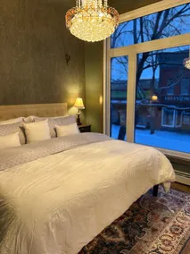 The Elliott: Historic Downtown Luxury Suite - Image 3