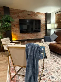 The Elliott: Historic Downtown Luxury Suite - Image 5