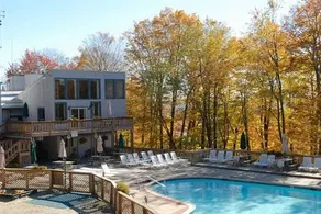 3-Level Cabin Near Lakes and Golf -8 Beds-3 Baths - Image 2