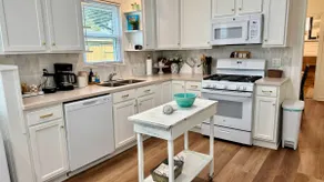 Cozy Cottage | Sleeps 6 | Spacious yard - Image 5