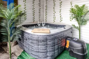 Downtown: Hot Tub, 8 Bedrooms, 5 Parking, Sleeps22 - Image 4