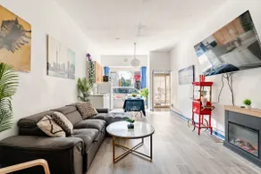 Downtown: Hot Tub, 8 Bedrooms, 5 Parking, Sleeps22 - Image 2