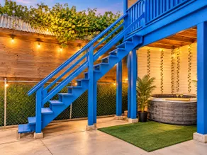 Downtown: Hot Tub, 8 Bedrooms, 5 Parking, Sleeps22 - Image 5