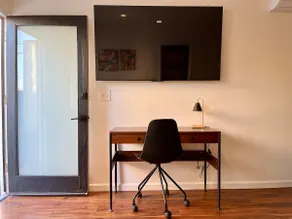 Upscale Belmont Shore King Suite, mins to beach - Image 5