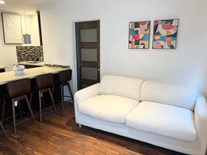 Upscale Belmont Shore King Suite, mins to beach - Image 3