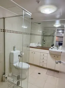 Spacious unit in Sydney CBD with Gym, Pool & Sauna - Image 3