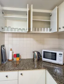 Spacious unit in Sydney CBD with Gym, Pool & Sauna - Image 5