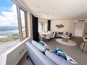 Fancy home with water view in the rocks - Image 2
