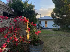 5 minute walk to town centre. Tranquil garden. - Image 4