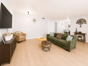Austin's Wildflower Hideaway - Image 4