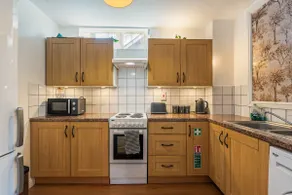 3BR Pontypool Haven - Sleeps 6 with Parking - Image 3