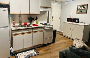 New Cozy Quiet Apt near Airport - Free Parking Lot - Image 5