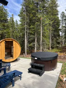 Cozy Updated Cabin w Barrel Sauna EV Charger - Image 4