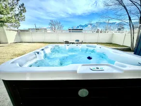 Luxe 5BR Oasis-5 Kings-Hot Tub -Fire Pit-Ski-Hike - Image 2