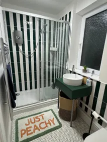 Beautifully refurbished 2 bedroom flat - Image 5