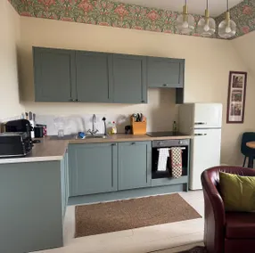 Beautifully refurbished 2 bedroom flat - Image 2