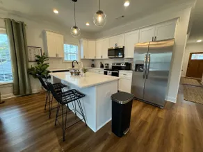 Luxurious Modern Downtown - Image 2