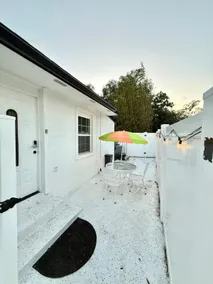 Independent annex, with patio and private Jacuzzi - Image 3