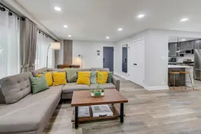DT Oak Park Luxe|3BR 2BA+Yard|15 min to Chicago - Image 3