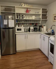 Cozy 1-Bedroom Suite Walk to Downtown Courtenay - Image 2