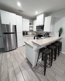 Clean 2 BD 2BTH Apt | Near Shops | Fast WIFI - Image 3