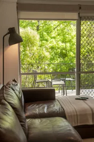 Gorgeous Griffith Pad (2 Bed/1 Bath/Free Parking) - Image 2