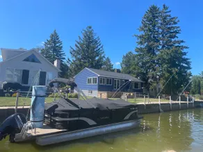 Lagoon Landing, Beautiful Home with Bay Access - Image 2
