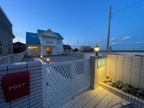 Experience an extraordinary stay at a private guest house with a blue roof overlooking the sea! - Image 2