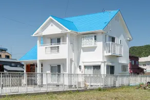 Experience an extraordinary stay at a private guest house with a blue roof overlooking the sea! - Image 5