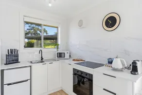 Stylish and cosy retreat walk to Bellerive Beach - Image 2