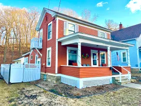 Pet friendly home with fenced backyard. - Image 2
