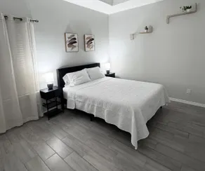 Clean 2 BD 2BTH Apt | Near Shops | Fast WIFI - Image 3