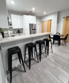 Clean 2 BD 2BTH Apt | Near Shops | Fast WIFI - Image 5