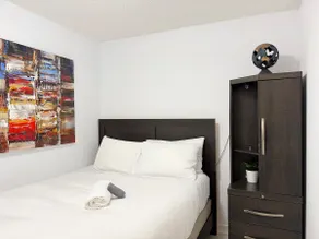 Newly Renovated 5 real beds w/parking - Image 5