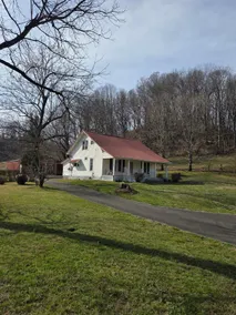 Near I-65-Quiet Escape at Indian Creek Farmhouse - Image 5