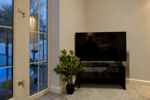 Vibrant 2 Bed | FREE Parking | Bawtry Rd Doncaster - Image 4