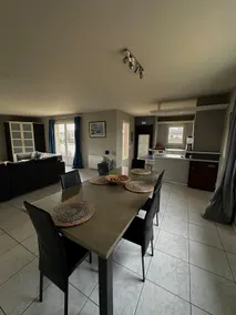 Warm and bright accommodation with parking - Image 2