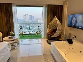 Highrise Heaven With Jacuzzi And Garden Patio - Image 2