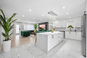High-End Condo Near Old Montreal. FREE Parking. - Image 3