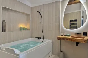 Whirlpool, A/C & Free Parking • Au Petit Raho - Image 2