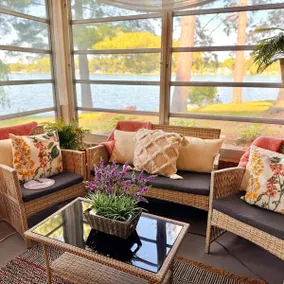 Lakefront cabin, woodburning fireplace, bar, AC. - Image 2