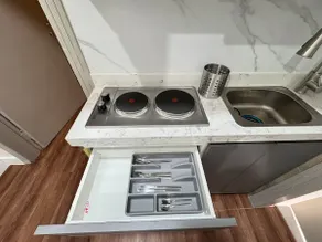 E5 Stylish Apartment, 65” TV, Self Check-in, Prime Location - Image 5