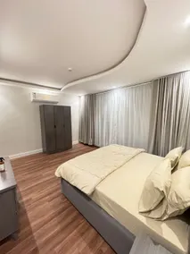 E5 Stylish Apartment, 65” TV, Self Check-in, Prime Location - Image 4