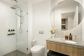 Stylish CBD Apartment with Courtyard and Parking - Image 5