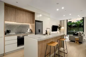 Stylish CBD Apartment with Courtyard and Parking - Image 2