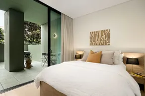 Stylish CBD Apartment with Courtyard and Parking - Image 4