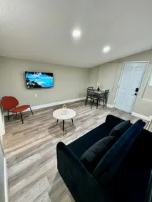 Serene Escape: Modern Comfort, Pets OK - Image 5