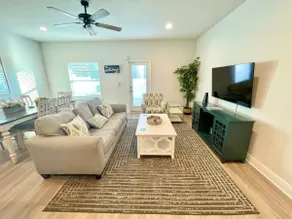 Huge patio, 3 bed 2 bath with pool - Image 2