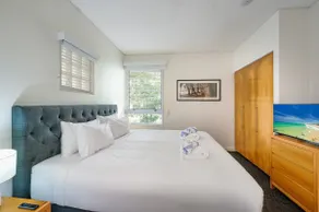 Lush Hastings Street Beach Abode - Image 4